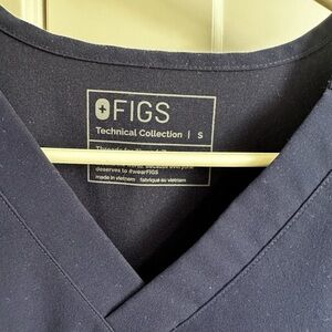 Figs Scrub Top - Men’s Navy Slim Leon Three-Pocket scrub top